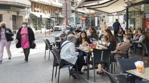 Varias personas, en una terraza de Tudela Varias personas, en una terraza de Tudela