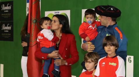 Olaizola con su familia. Olaia, Irai, Joan y las gemelas Mara y Ziara Olaizola con su familia. Olaia, Irai, Joan y las gemelas Mara y Ziara