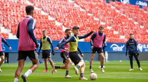 Osasuna trabajó ayer en El Sadar. En la imagen, Jaume Grau presionado por Roberto Torres Osasuna trabajó ayer en El Sadar. En la imagen, Jaume Grau presionado por Roberto Torres