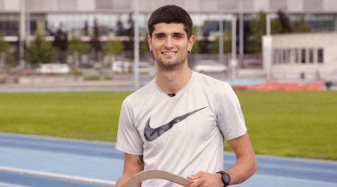 Asier Martínez, con una camiseta con el logotipo de su nuevo patrocinador. Asier Martínez, con una camiseta con el logotipo de su nuevo patrocinador.
