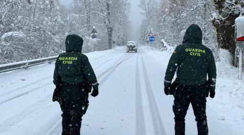 Dos agentes de la Guardia Civil. Dos agentes de la Guardia Civil.
