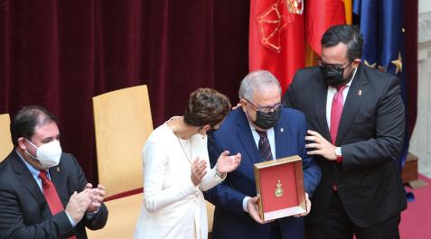 Osasuna recibe la Medalla de Navarra El Club Atlético Osasuna recibe la Medalla de Oro de Navarra como reconocimiento a su “gran arraigo social” en la sociedad navarra