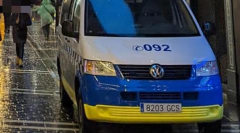 Un vehículo de la Policía Municipal recorre el Casco Viejo de Pamplona Un vehículo de la Policía Municipal recorre el Casco Viejo de Pamplona