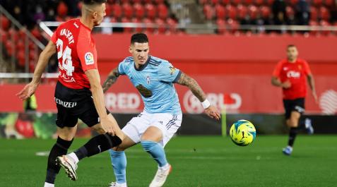 MallorcaCelta Santi Mina (dcha.), quien fue sustituido por un golpe en la cabeza, pelea por el balón con Valjent