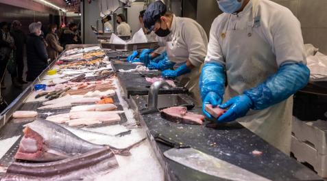 Un puesto de pescadería en el mercado del Ensanche durante la venta, ayer por la mañana Un puesto de pescadería en el mercado del Ensanche durante la venta, ayer por la mañana