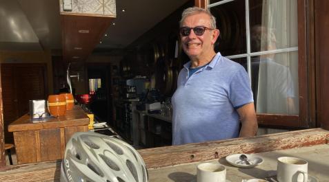 Alberto Arrieta Artaiz, de 67 años, en el ventanal del restaurante Gau Txori desde el que sirve los cafés gratis a los ciclistas en Año Nuevo Alberto Arrieta Artaiz, de 67 años, en el ventanal del restaurante Gau Txori desde el que sirve los cafés gratis a los ciclistas en Año Nuevo