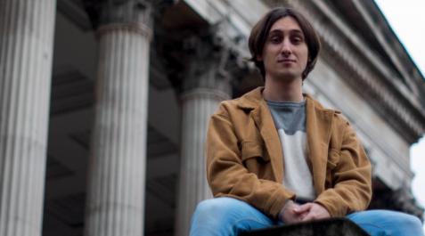 Martín Esparza Iaizzo frente a la fachada del edificio central de la UCL Martín Esparza Iaizzo frente a la fachada del edificio central de la UCL