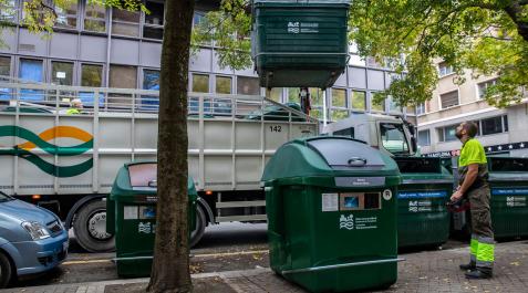 Un contenedor suspendido en el el aire para ser colocado en una calle de Pamplona Un contenedor suspendido en el el aire para ser colocado en una calle de Pamplona