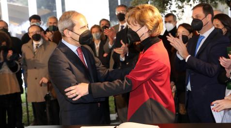 RectoraUNBux Momento en el que María Iraburu toma posesión del cargo de rectora de la Universidad de Navarra