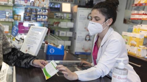 antígenos Una farmacéutica muestra un test de antígenos a una persona en la farmacia 'Las Gemelas', en Madrid