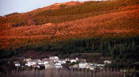 Vista del casco Antiguo de Berriozar y del monte San Cristóbal-Ezkaba, en cuya ladera se asienta Vista del casco Antiguo de Berriozar y del monte San Cristóbal-Ezkaba, en cuya ladera se asienta