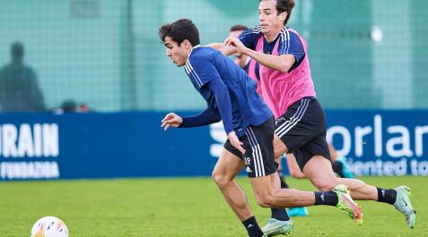 OsasunaEntreno Manu Sánchez trata de irse de Íñigo Pérez durante el entrenamiento rojillo de este lunes, 11 de enero