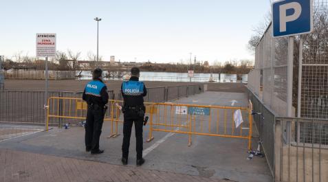 Dos policías municipales de Tudela observan el parking de la zona inundable, cerrado ante la crecida Dos policías municipales de Tudela observan el parking de la zona inundable, cerrado ante la crecida