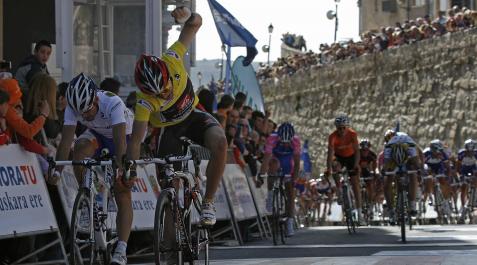 Alejandro Valverde Alejandro Valverde batió a Óscar Freire en la llegada de la Vuelta al País Vasco en Viana en 2010.