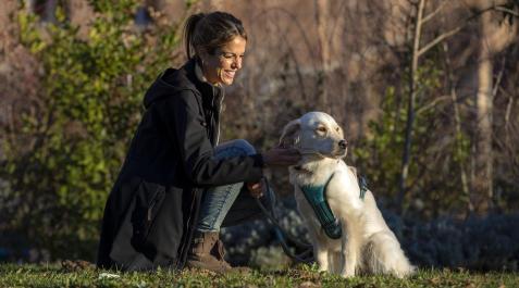 maitane melero Maitane Melero, con su perra golden retriever Ari, que tiene año y medio, en el parque de la calle Abejeras