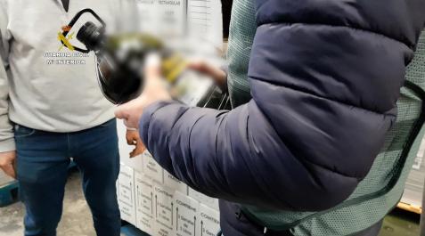 Botella con etiquetado fraudulento de aceite de oliva Virgen Extra Botella con etiquetado fraudulento de aceite de oliva Virgen Extra