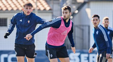 Budimir y Unai Dufur, que será la gran novedad en el once titular, pelean por un balón en Tajonar. Detrás observa la jugada el Chimy Ávila Budimir y Unai Dufur, que será la gran novedad en el once titular, pelean por un balón en Tajonar. Detrás observa la jugada el Chimy Ávila