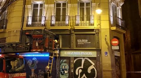 bomberos Los bomberos, junto a inmueble afectado