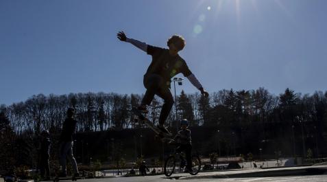 Muchos padres e hijos están eligiendo la pista de Pumptrack de la Rochapea para hacer ejercicio en familia o para quedar con amigos Muchos padres e hijos están eligiendo la pista de Pumptrack de la Rochapea para hacer ejercicio en familia o para quedar con amigos