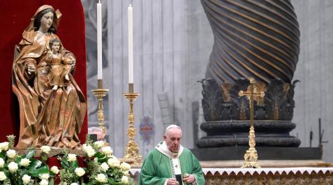 El Papa Francisco, durante la misa en la basílica de San Pedro El Papa Francisco, durante la misa en la basílica de San Pedro
