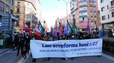 Manifestación en Pamplona contra la reforma laboral Cabecera de la manifestación de este domingo
