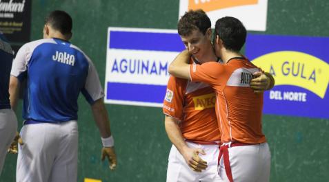 martija y altuna Julen Martija recibe la felicitación de Jokin Altuna
