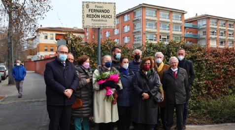 El alcalde Enrique Maya junto a María Castiella, viuda de Fernando Redón,sus hijos y otros familiares, junto a la placa conmemorativa que recuerda al arquitecto pamplonés. El alcalde Enrique Maya junto a María Castiella, viuda de Fernando Redón,sus hijos y otros familiares, junto a la placa conmemorativa que recuerda al arquitecto pamplonés.