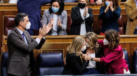 congreso reforma Pedro Sánchez y las ministras Nadia Calviño, Yolanda Díaz y María Jesús Montero se felicitan tras aprobarse la reforma laboral