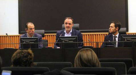 Foto de archivo de una rueda de prensa en Madrid de Carlos García Adanero, Javier Esparza y Sergio Sayas en 2019 Foto de archivo de una rueda de prensa en Madrid de Carlos García Adanero, Javier Esparza y Sergio Sayas en 2019