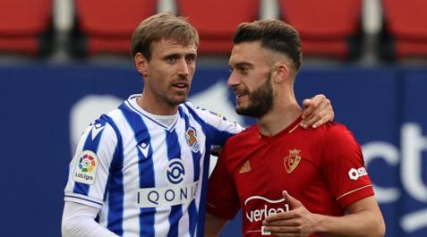 Monreal saluda a Torres el 22 de mayo en El Sadar. Es su último partido
