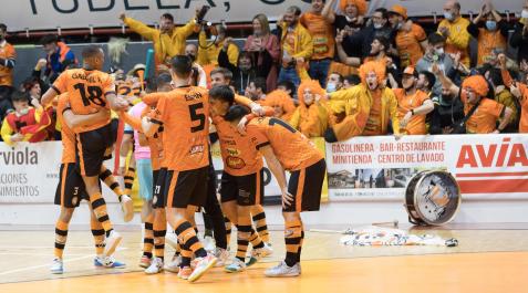Los jugadores del Aspil celebran el triunfo ante el Córdoba y su pase a la Copa del Rey ante un público emocionado por la gesta Los jugadores del Aspil celebran el triunfo ante el Córdoba y su pase a la Copa del Rey ante un público emocionado por la gesta