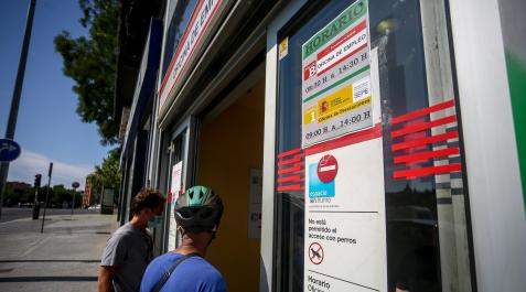 Dos personas entran a una oficina del SEPE Dos personas entran a una oficina del SEPE