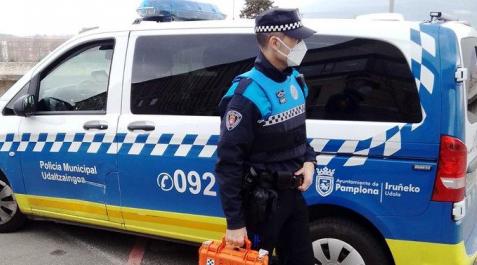 municipales DESA Una patrulla de la Policía Municipal se ha acercado al lugar del suceso con un desfibrilador semiautomático