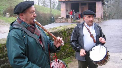 Larralde Javier Larralde, izquierda, junto a Juan Miguel Iriarte, tocando en Amaiur.