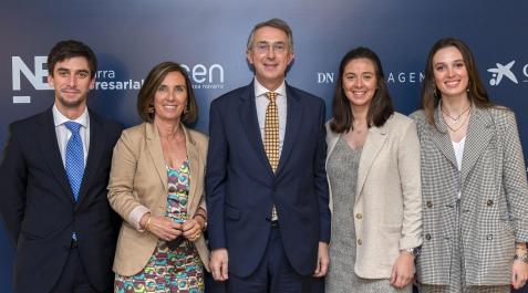FOTO DE FAMILIA De izquierda a derecha: Enrique Ordieres Tiemblo (hijo), Cristina Tiemblo Ferreté (esposa), Enrique Ordieres Sagarmínaga, Almudena Ordieres Tiemblo (hija) y Elena Ordieres Tiemblo (hija)