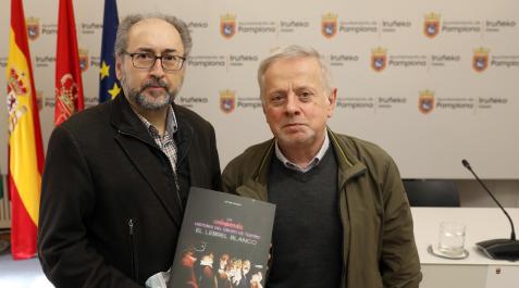 El Lebrel Blanco Víctor Iriarte sujeta el libro junto a José María Celaya, representante de la asociación cultural 50 aniversario grupo de teatro El Lebrel Blanco