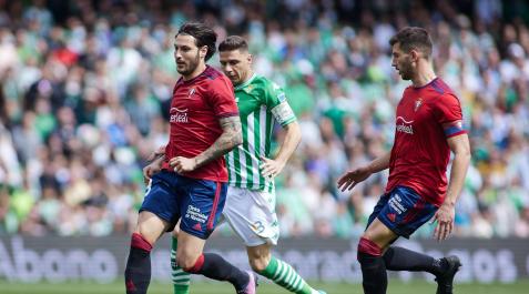 Juan Cruz, que jugó solo la primera parte, conduce el balón ante la presencia de Joaquín. Juan Cruz, que jugó solo la primera parte, conduce el balón ante la presencia de Joaquín.