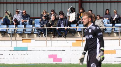 Subiza Varios aficionados ven un partido del Subiza en la grada del Sotoburu