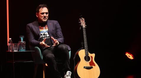 Ismael Serrano en el Baluarte Ismael Serrano, en una de las entrevistas ficcionadas que combinó con las canciones.