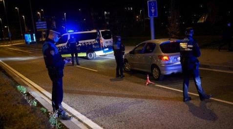 control-policia-municipal Agentes de la Policía Municipal de Pamplona realizan un control nocturno del tráfico