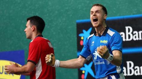 Unai Laso celebra su clasificación para las semifinales después de hacer un partido perfecto ante un Erik Jaka cariacontecido