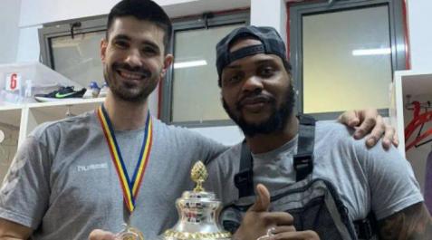 Eduardo Gurbindo, con las medalla y el trofeo de campeón de la liga rumana, junto con Cedric Sorhaindo