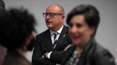El consejero de Educación, Carlos Gimeno (PSN), tras su antecesora, María Solana (Geroa Bai). El consejero de Educación, Carlos Gimeno (PSN), tras su antecesora, María Solana (Geroa Bai).