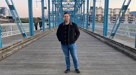 Sergio Sola sobre el Walnut Street Bridge situado en Downtown Chattanooga