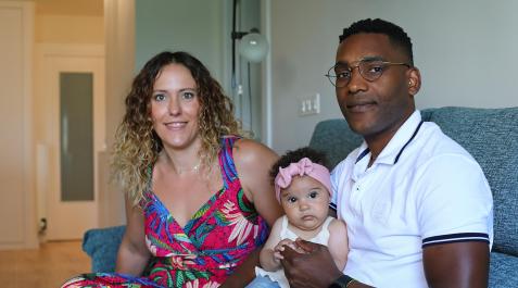 La pamplonesa Amaia Markuleta; su marido, Leonel Frederick La pamplonesa Amaia Markuleta; su marido, Leonel Frederick; y su hija Izar, de cinco meses