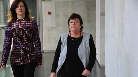 A la izda., Edurne Eginoa, propuesta para dirigir la Oficina Anticorrupción. La fotografía  es de marzo de 2017, cuando Eginoa era directora general de Presidencia con la consejera María José Beaumont