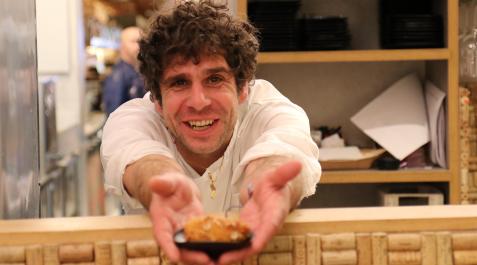 Gorka Aguinaga sirve una de sus croquetas en el Iruñazarra Gorka Aguinaga sirve una de sus croquetas en el Iruñazarra