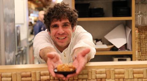 Gorka Aguinaga sirve una de sus croquetas en el Iruñazarra Gorka Aguinaga sirve una de sus croquetas en el Iruñazarra