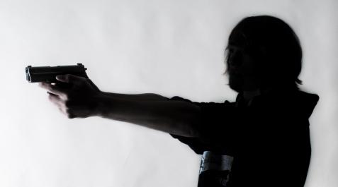 Joven apuntando con un arma Joven apuntando con un arma