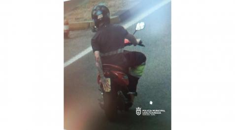 Motocicleta El conductor pasaba el radar de la cuesta de Beloso y tapaba la matrícula del ciclomotor para no ser sancionado